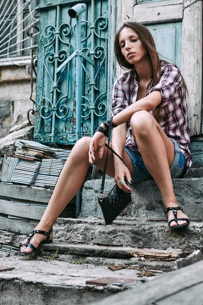 Hermosa chica con el pelo largo en las escaleras — Foto de Stock