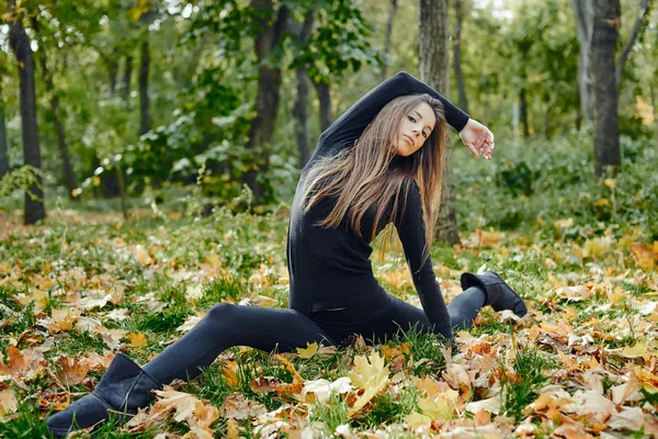 Jeune femme posant au parc local — Photo