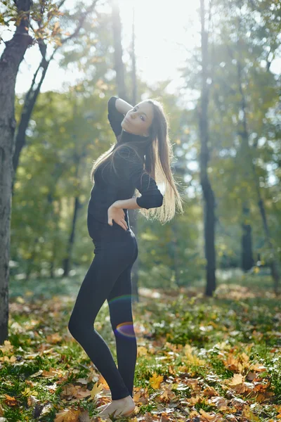 Ung kvinna poserar på lokala park — Stockfoto