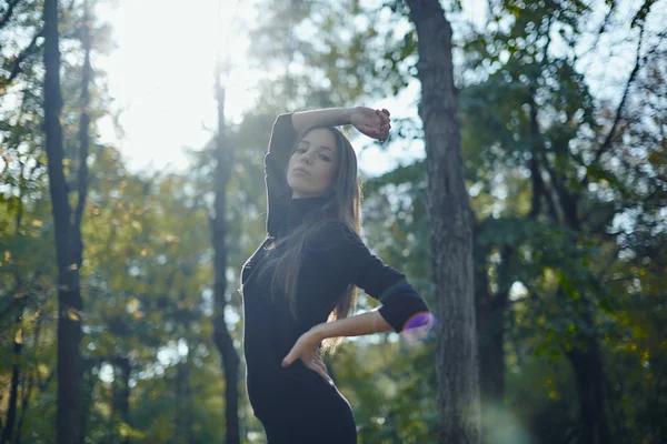 Giovane donna in posa al parco locale — Foto Stock