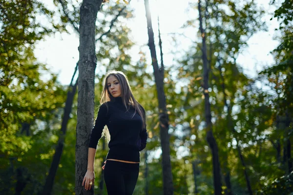 Mladá žena pózuje na místní park — Stock fotografie