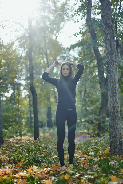 Ung kvinna poserar på lokala park — Stockfoto