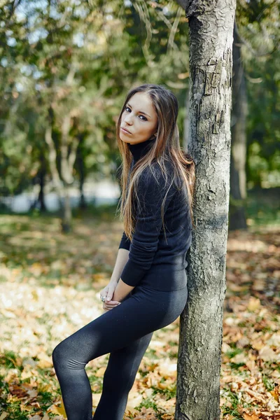 Jeune femme posant au parc local — Photo