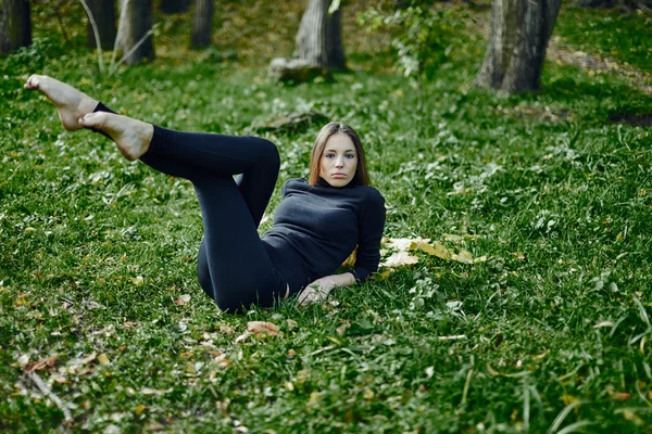 Jeune femme posant au parc local — Photo