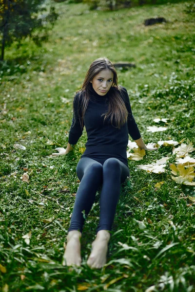 Jeune femme posant au parc local — Photo