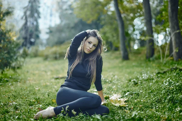 Young woman posing at local park — Stock Photo, Image