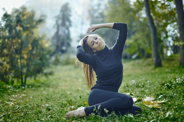 Jeune femme posant au parc local — Photo