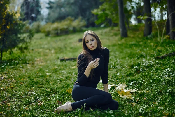 Jonge vrouw die zich voordeed op lokale park — Stockfoto