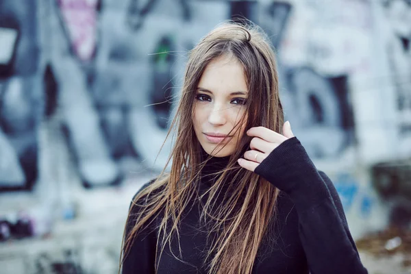 Pretty girl posing outside — Stock Photo, Image