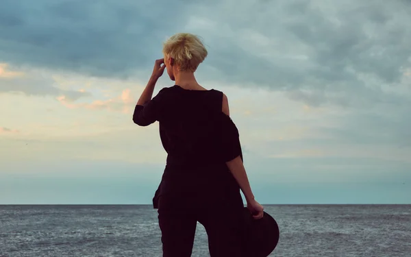 Mulher de pé contra o mar — Fotografia de Stock