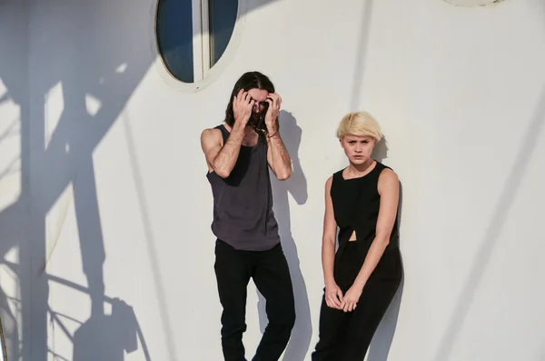 Модный мужчина и девушка в черной одежде — стоковое фото
