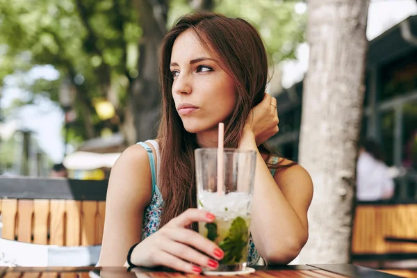 Femme boire un cocktail au restaurant — Photo