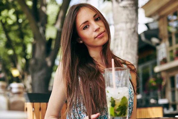 Femme boire un cocktail au restaurant — Photo