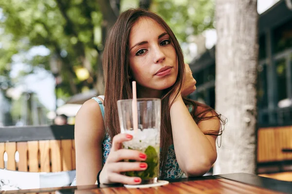 Femme boire un cocktail au restaurant — Photo