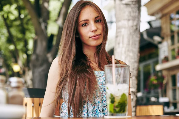 Femme boire un cocktail au restaurant — Photo