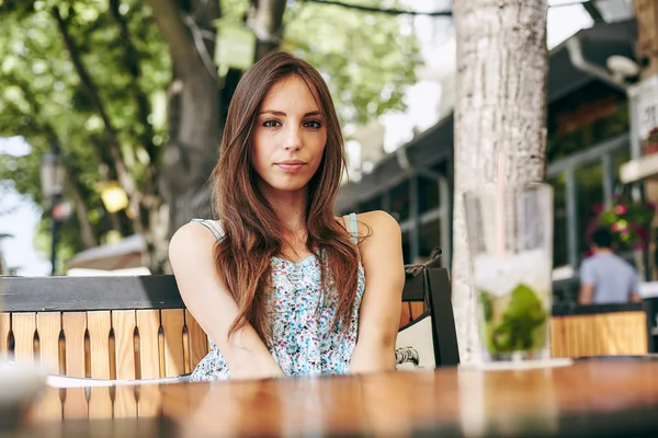 Femme boire un cocktail au restaurant — Photo