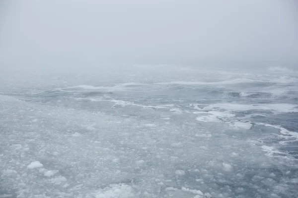 Bevroren zee in de winter — Stockfoto