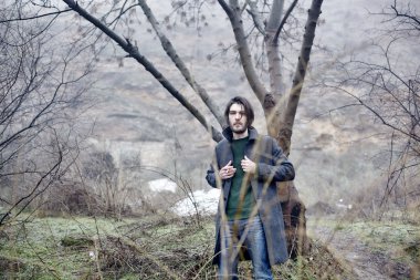 Denize yakın yürüyüş gri paltolu adam