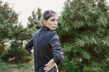 Bahçede rahat kıyafetler giyen kadın