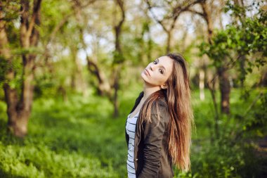 Bahçede rahat kıyafetler giyen kadın