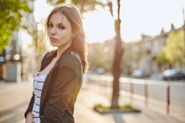 genç kadın sokağın poz 