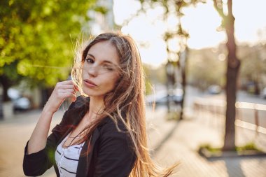 genç kadın sokağın poz 