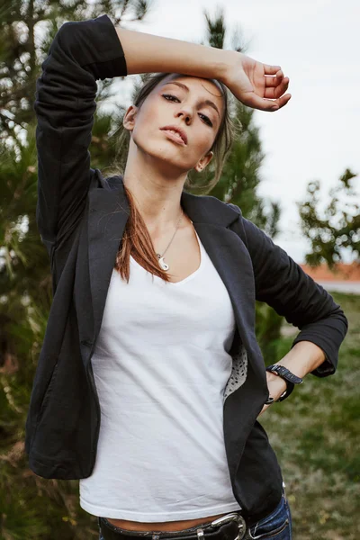 Woman wearing casual clothes in garden — Stock Photo, Image