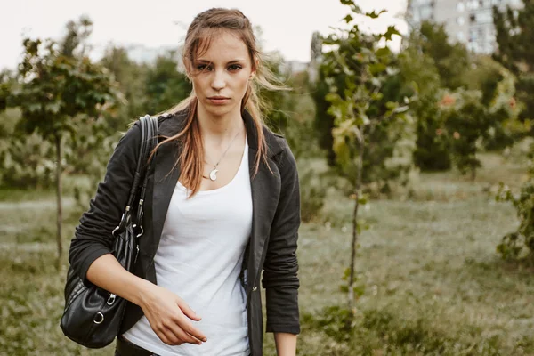 Femme portant des vêtements décontractés dans le jardin — Photo