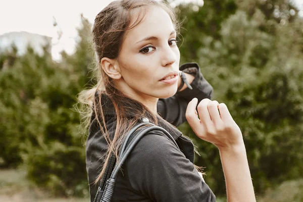 Žena nosí ležérní oblečení v zahradě — Stock fotografie