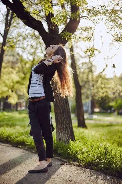 Žena nosí ležérní oblečení v zahradě — Stock fotografie