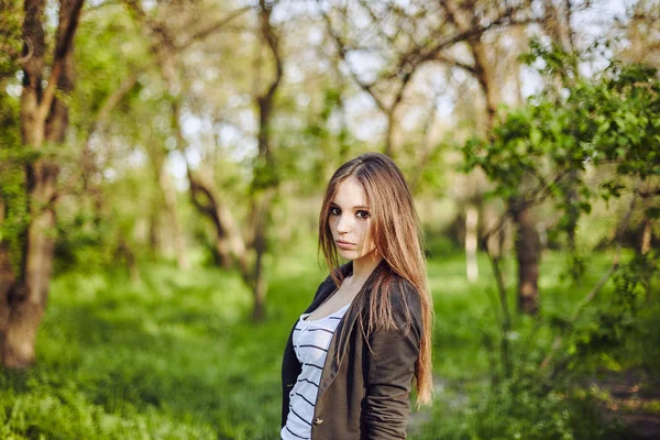 Woman wearing casual clothes in garden — Stock Photo, Image