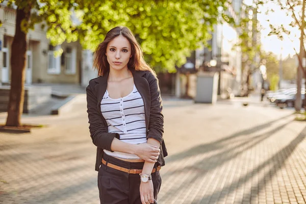 Jeune femme posant dans la rue — Photo