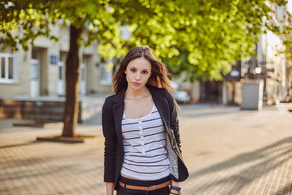 Jeune femme posant dans la rue — Photo
