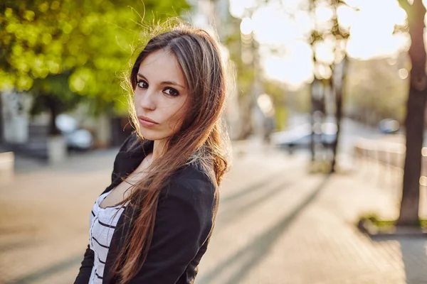 Jeune femme posant dans la rue — Photo