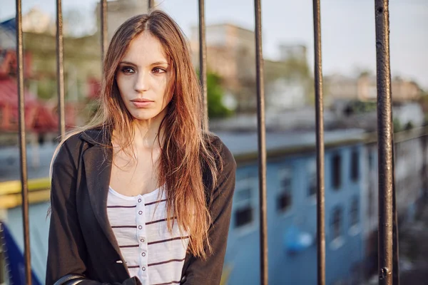 Giovane donna in posa per strada — Foto Stock