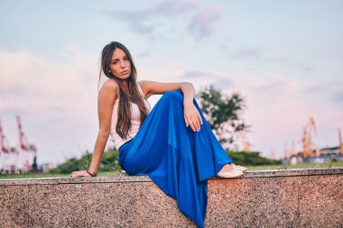 Güzel kız model bir liman içinde poz