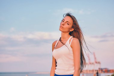 Güzel kız model bir liman içinde poz