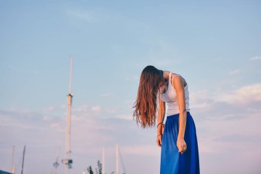 Güzel kız model bir liman içinde poz