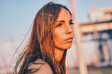 Güzel kız model bir liman içinde poz