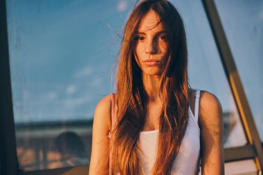 Güzel kız model bir liman içinde poz