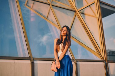 Güzel kız model bir liman içinde poz