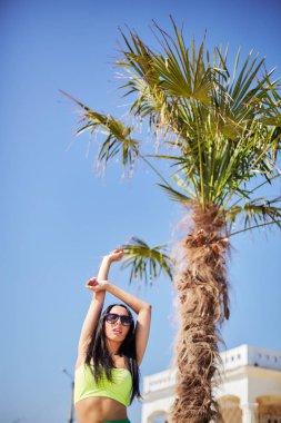 Güzel kız gezinti yerinde yürüyor