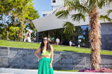 Güzel model açık havada poz