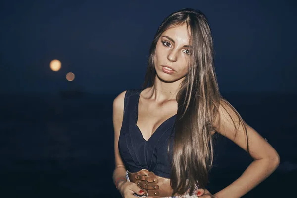 Joven hermosa mujer en la playa —  Fotos de Stock