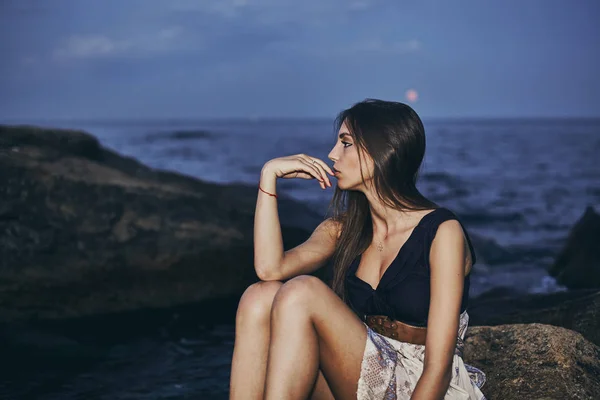 Молодая красивая женщина на берегу моря — стоковое фото