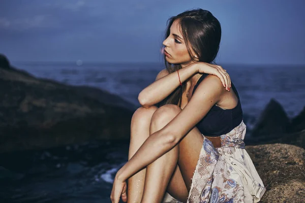 Fiatal gyönyörű nő a tengerparton — Stock Fotó
