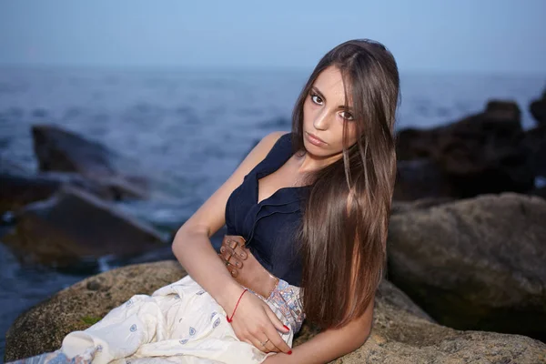 Joven hermosa mujer en la playa —  Fotos de Stock