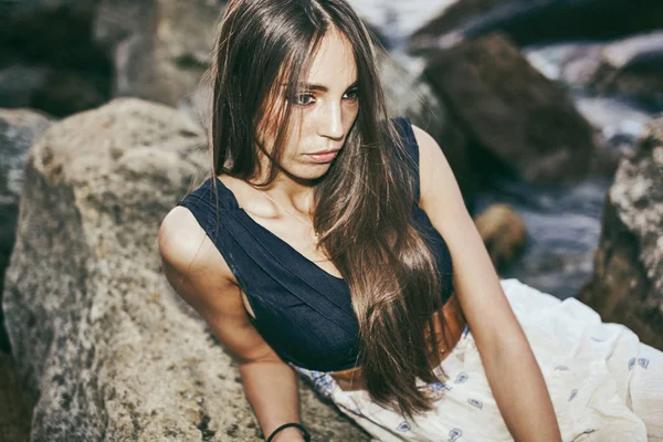 Young beautiful woman at the seaside — Stock Photo, Image