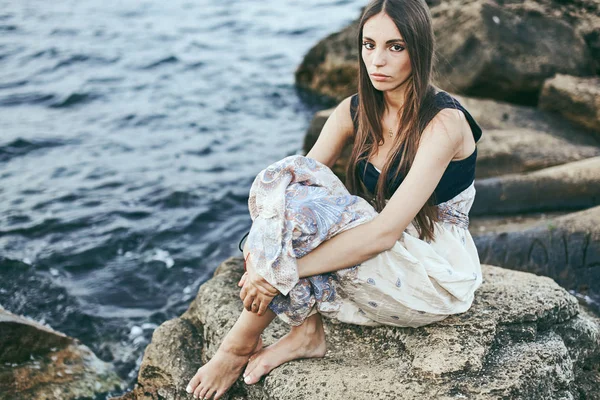 Ung vacker kvinna vid havet — Stockfoto