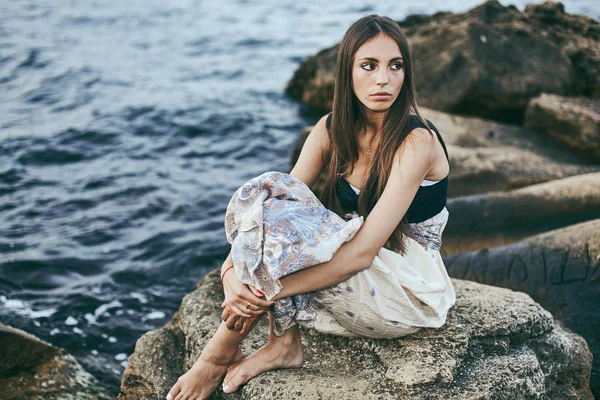 Молодая красивая женщина на берегу моря — стоковое фото
